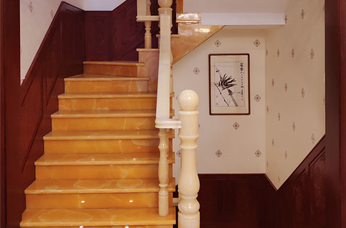 贵港中式别墅室内汉白玉石楼梯的定制安装装饰效果
